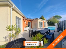 Maison contemporaine de plain-pied avec piscine et jardin